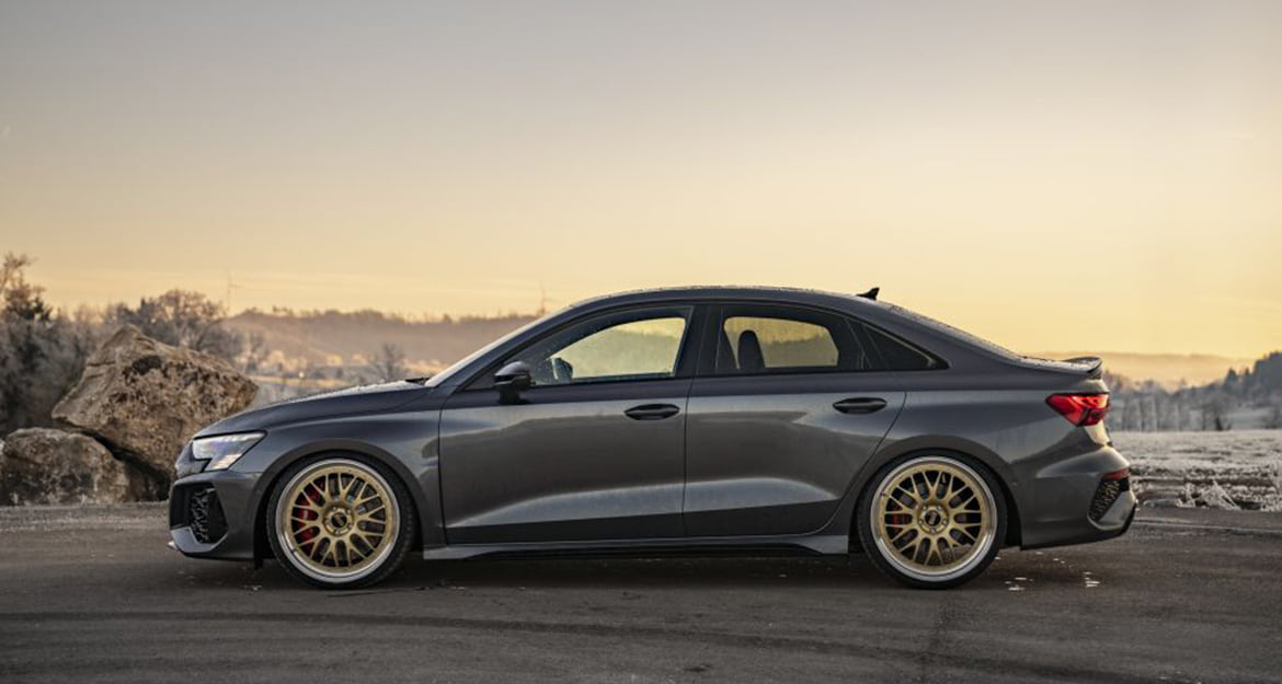 The KW coilovers feature a maximum lowering of 20 - 40 millimeters at the front and 25 - 45 millimeters at the rear axle in the Audi RS3 (GY).