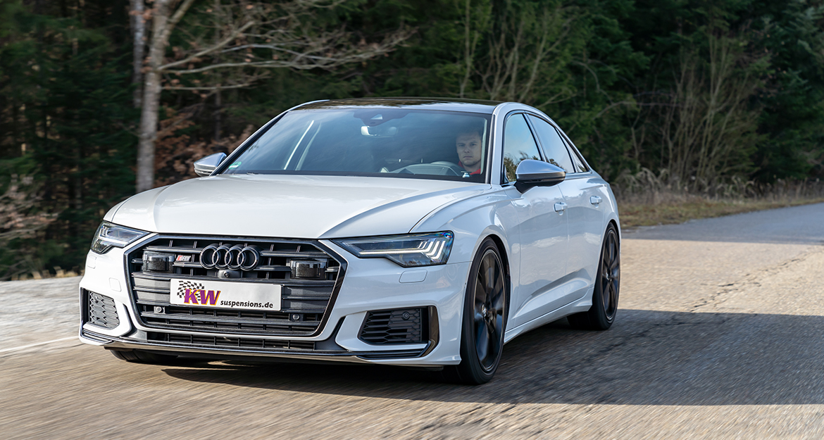 The Audi S6 Avant and the Audi S6 sedan, can be lowered by 5 - 25 millimeters thanks to the height-adjustable springs on both axles.