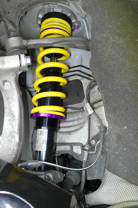 The lowering is adjusted using the vehicle-specific KW threaded sleeves, which are fitted to the standard spring struts during installation.