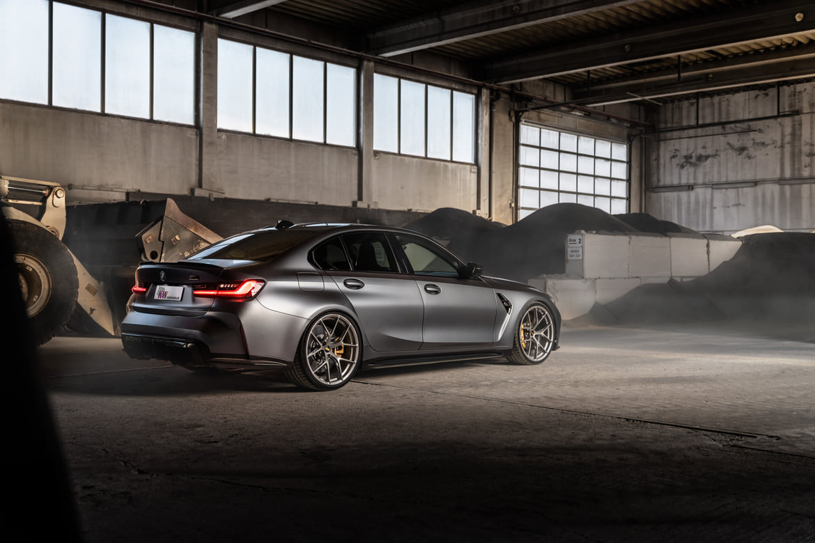 An additional lowering of 20 to 35 millimeters at the front axle and 15 to 30 millimeters at the rear axle of the BMW M4 Coupé (G82) is possible thanks to the KW V3 coilover.