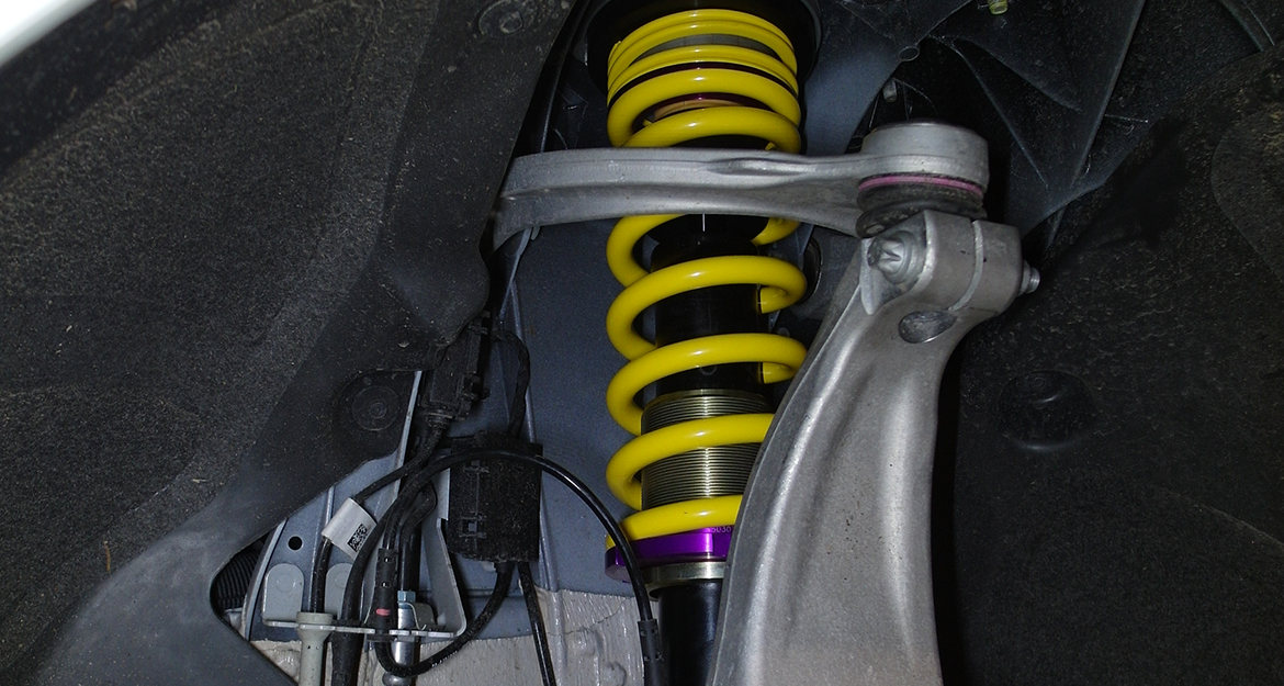Due to the easy installation of the springs, with their height adjustment and the precisely fitting dust protection elements, the KW coil springs are also ideal for leasing vehicles due to their quick retrofitting.