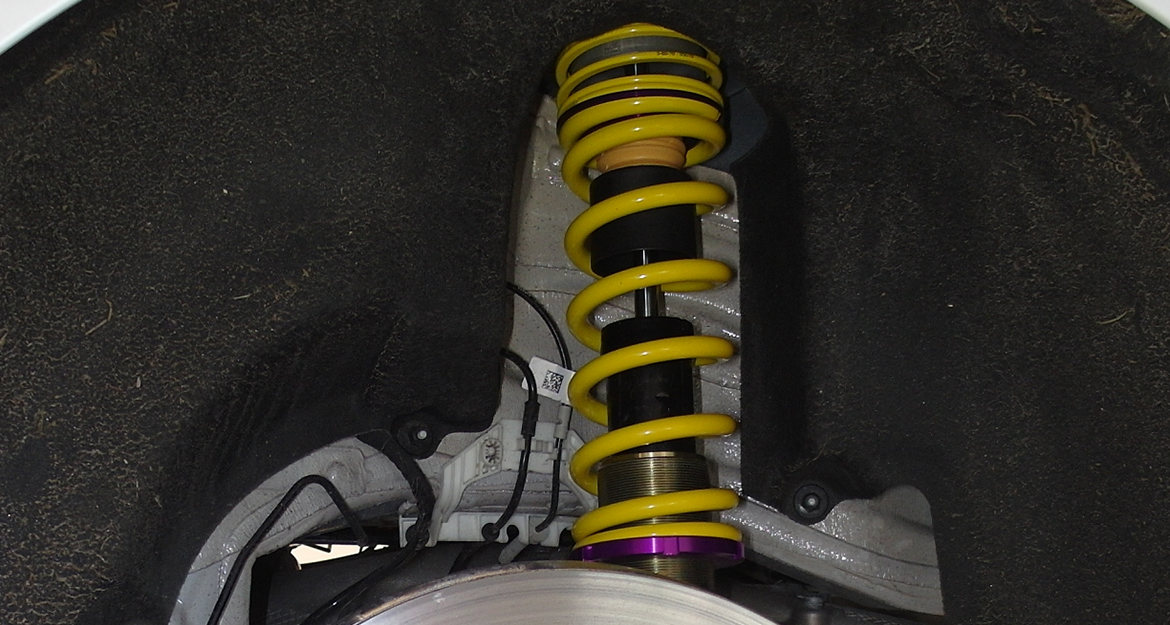 The lowering is adjusted through the vehicle-specific KW threaded sleeves, which are fitted to the standard spring struts during installation, and the rear axle height adjustment.
