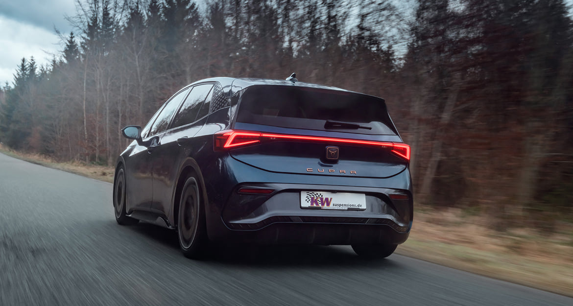 When accelerating, braking, and steering, the KW DDC plug & play coilover suspension is adjusted in the damping directly from the standard suspension control unit of the Cupra Born.