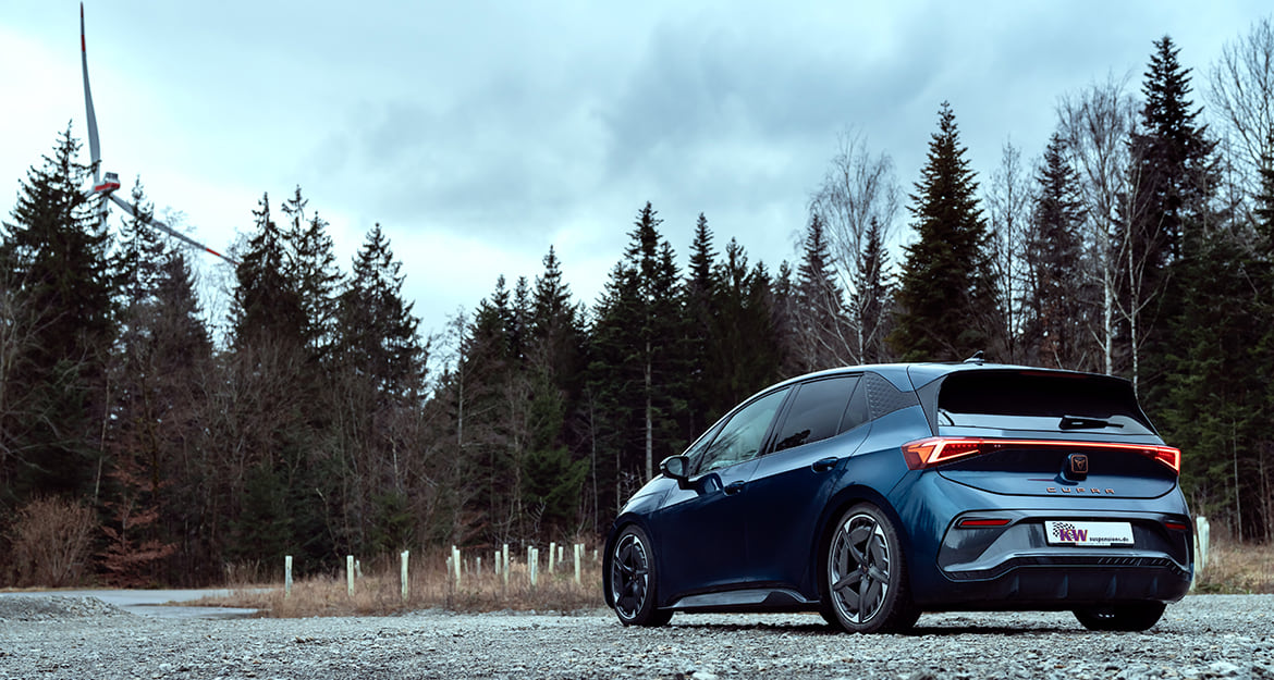 Thanks to the lower center of gravity and the more harmonious damping, also the driving range of Cupra Born knows how to improve.