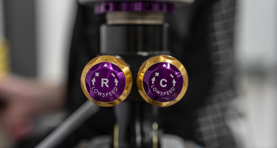 Besides continuous lowering, the KW V5 coilovers allow a damper adjustment of the lowspeed and highspeed compression and rebound