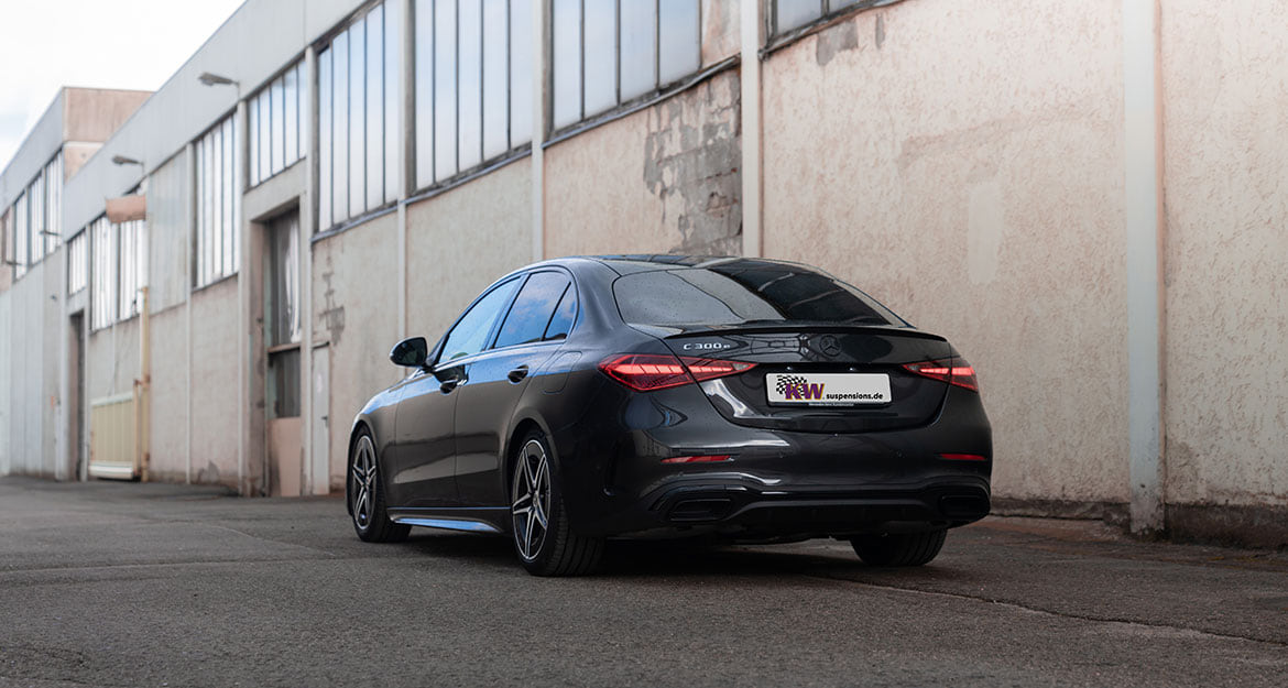 Up to the B-pillar, the C-class sedan is similar to the station wagon version