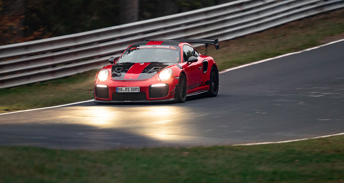 The Manthey-Racing Clubsport coilover suspension, constructed from aluminum, impressed during independent testing from automobile magazines such as Autobild Sportscars, TopGear, and Sportauto with its high driving dynamics, precision, and fast damping without delay.