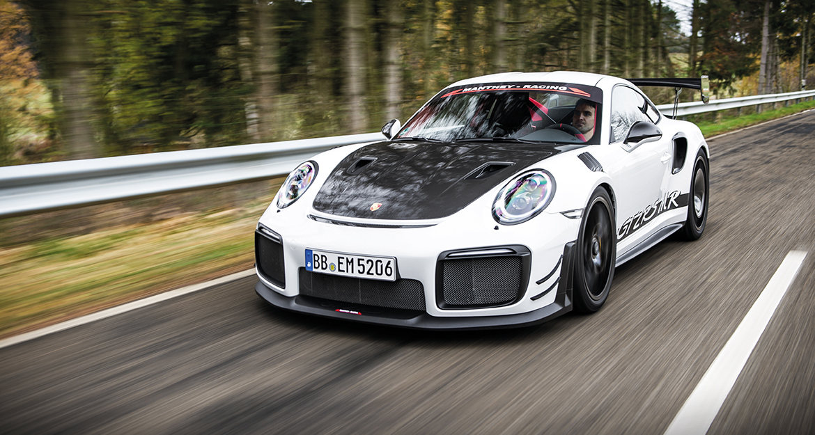 The MR Kit for the Porsche 911 GT2 RS is available in two versions with or without a magnesium wheelset directly from Manthey Racing as a complete package. Components of the MR aero package for the GT2 RS are not offered individually.